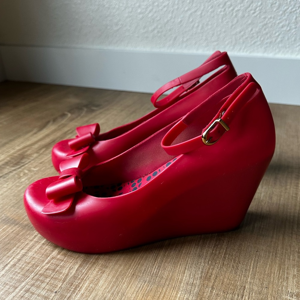 MELISSA- Toffee Apple Wedges with Bow in Red